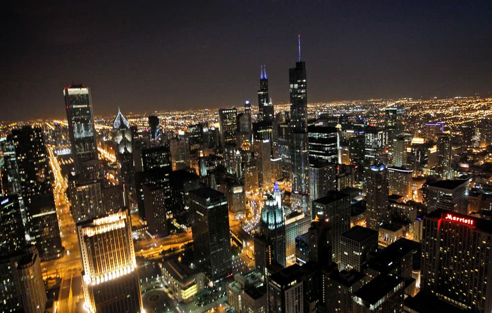 سماء مدينة شيكاغو أثناء الليل
