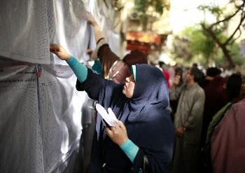 تمديد موعد إغلاق مكاتب الاقتراع في مصر لمدة ساعة "تحديث مستمر" - فيديو