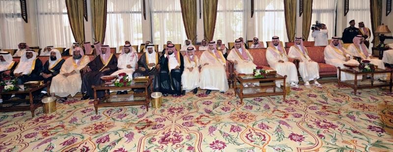خادم الحرمين الشريفين يستقبل عدداً من الأسر الذين أعلنوا تنازلهم عن قاتلي أبنائهم - فيديو