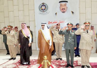 وزير الدفاع يتوج خريجي دورة الضباط الجامعيين بالشهادات والجوائز