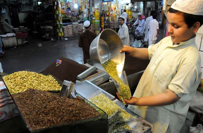 صبي باكستاني يبيع التوابل في بيشاور