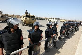 الحكم بالسجن المؤبد على مبارك والمصريون يتظاهرون احتجاجا - فيديو
