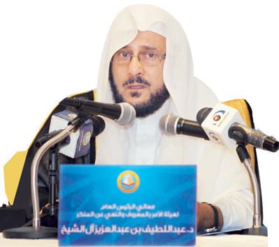 رئيس الهيئة باكياً: تعسُّف رجال الحسبة من أكبر الجرائم