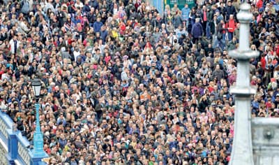 حشود كبيرة تجمعت على جسر تاور على نهر التايمز في لندن