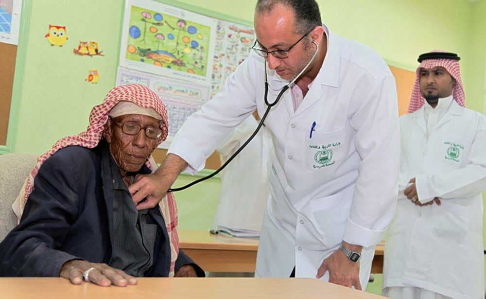 أكبر دارس  بالحملة الصيفية للتوعية ومحو الأمية بقطاع الرحبة في تبوك عمره أكثر من 90 عاماً