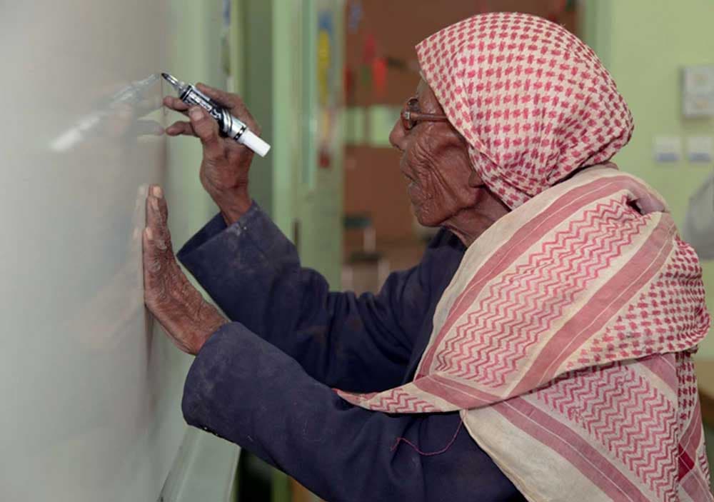 أكبر دارس  بالحملة الصيفية للتوعية ومحو الأمية بقطاع الرحبة في تبوك عمره أكثر من 90 عاماً