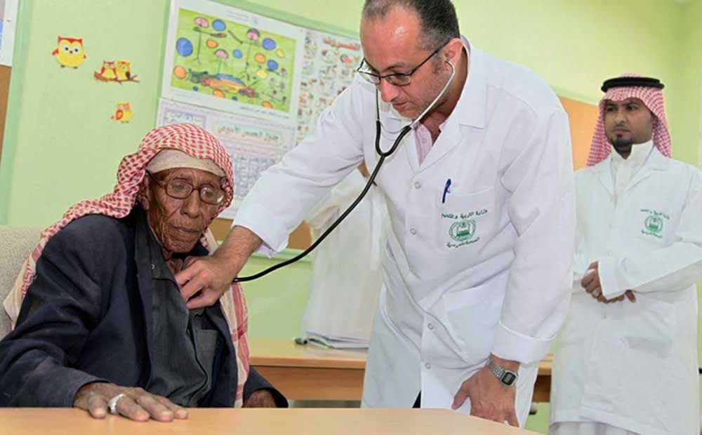 أكبر دارس  بالحملة الصيفية للتوعية ومحو الأمية بقطاع الرحبة في تبوك عمره أكثر من 90 عاماً