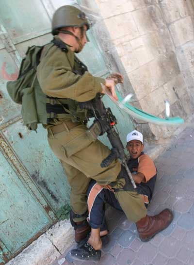 شرطي إسرائيلي يعتقل صبي فلسطيني انضم للمظاهرات ضد الاحتلال الإسرائيلي بمناسبة "يوم النكسة"، في الذكرى 45 لحرب الأيام الستة عام 1