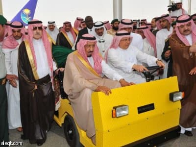 جموع المسلمين يؤدون صلاة الميت على الأمير نايف بن عبدالعزيز - فيديو