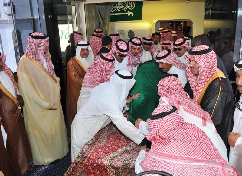 جموع المسلمين يؤدون صلاة الميت على الأمير نايف بن عبدالعزيز - فيديو