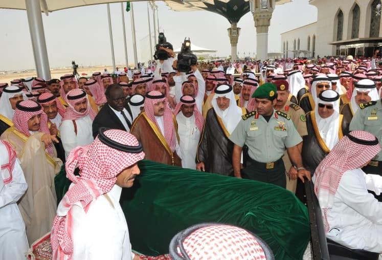 جموع المسلمين يؤدون صلاة الميت على الأمير نايف بن عبدالعزيز - فيديو