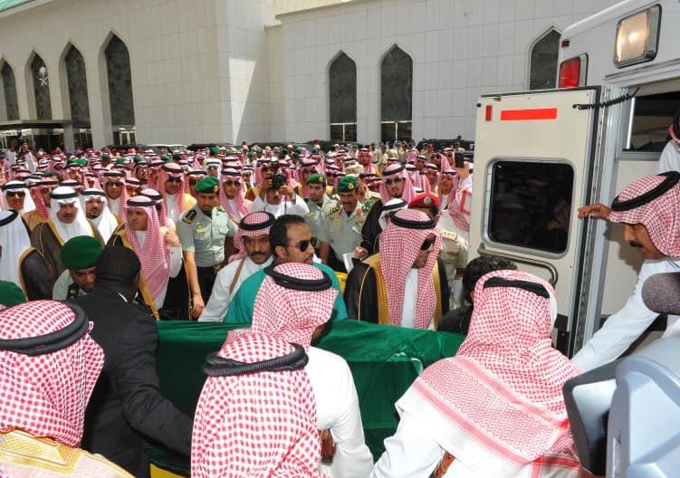 جموع المسلمين يؤدون صلاة الميت على الأمير نايف بن عبدالعزيز - فيديو