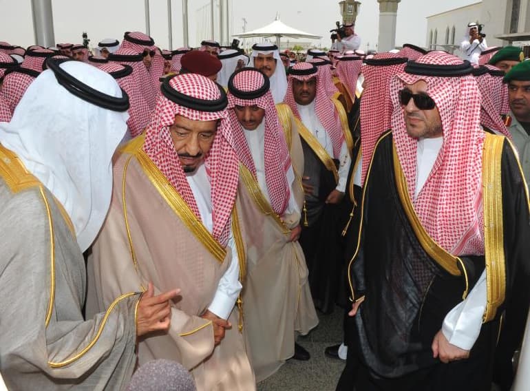 جموع المسلمين يؤدون صلاة الميت على الأمير نايف بن عبدالعزيز - فيديو