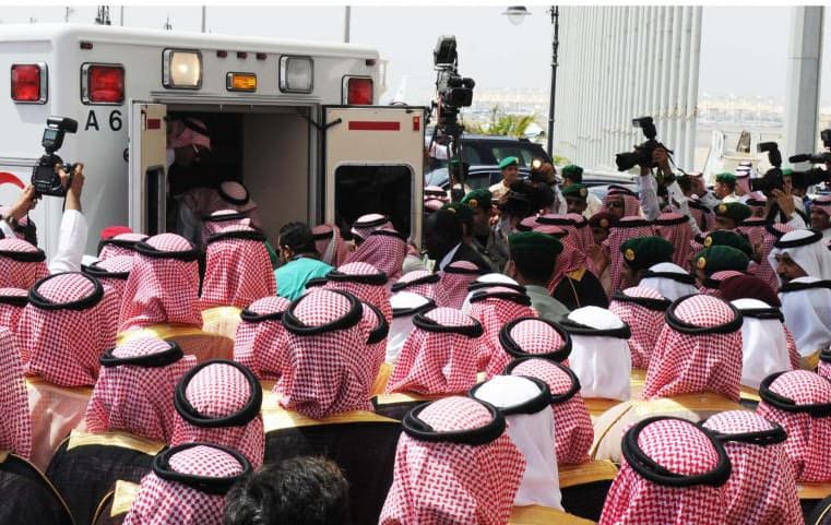 جموع المسلمين يؤدون صلاة الميت على الأمير نايف بن عبدالعزيز - فيديو