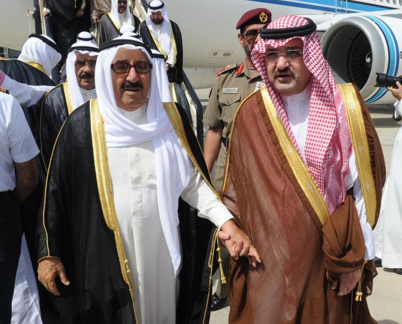 جموع المسلمين يؤدون صلاة الميت على الأمير نايف بن عبدالعزيز - فيديو