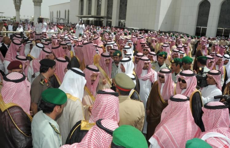 جموع المسلمين يؤدون صلاة الميت على الأمير نايف بن عبدالعزيز - فيديو