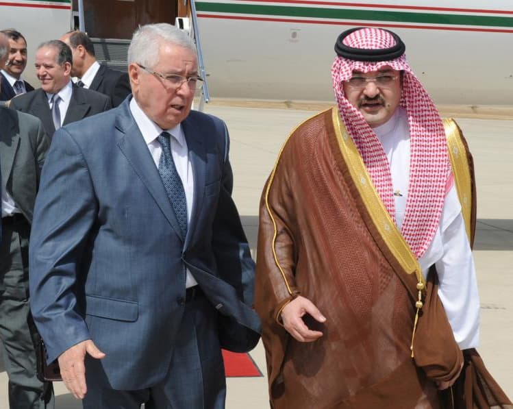 جموع المسلمين يؤدون صلاة الميت على الأمير نايف بن عبدالعزيز - فيديو