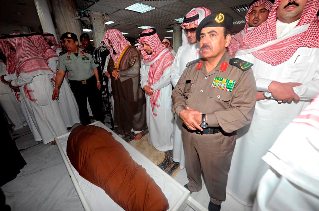 جموع المسلمين يؤدون صلاة الميت على الأمير نايف بن عبدالعزيز - فيديو