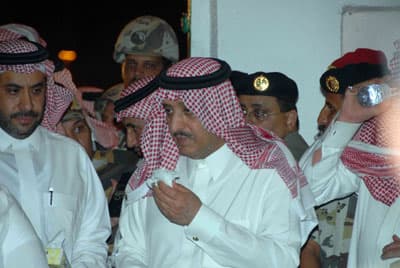 جموع المسلمين يؤدون صلاة الميت على الأمير نايف بن عبدالعزيز - فيديو