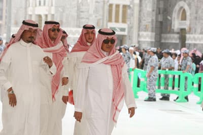 جموع المسلمين يؤدون صلاة الميت على الأمير نايف بن عبدالعزيز - فيديو