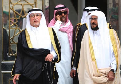 جموع المسلمين يؤدون صلاة الميت على الأمير نايف بن عبدالعزيز - فيديو