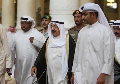 جموع المسلمين يؤدون صلاة الميت على الأمير نايف بن عبدالعزيز - فيديو