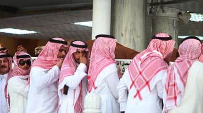 جموع المسلمين يؤدون صلاة الميت على الأمير نايف بن عبدالعزيز - فيديو