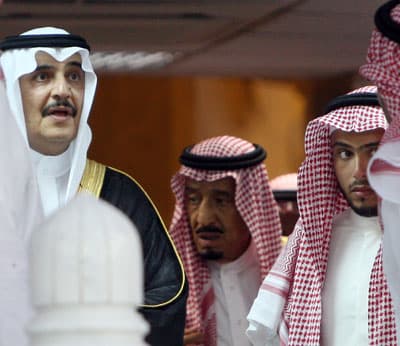 جموع المسلمين يؤدون صلاة الميت على الأمير نايف بن عبدالعزيز - فيديو