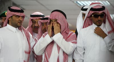 جموع المسلمين يؤدون صلاة الميت على الأمير نايف بن عبدالعزيز - فيديو