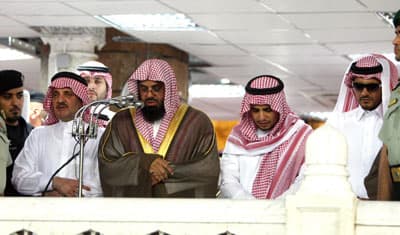 جموع المسلمين يؤدون صلاة الميت على الأمير نايف بن عبدالعزيز - فيديو