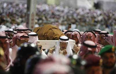 جموع المسلمين يؤدون صلاة الميت على الأمير نايف بن عبدالعزيز - فيديو