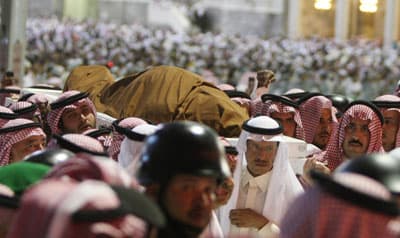 جموع المسلمين يؤدون صلاة الميت على الأمير نايف بن عبدالعزيز - فيديو