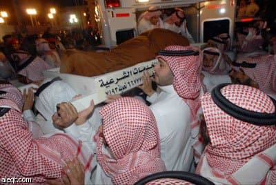 جموع المسلمين يؤدون صلاة الميت على الأمير نايف بن عبدالعزيز - فيديو