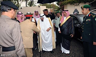 خادم الحرمين يصل جدة