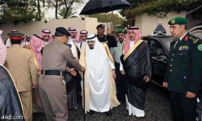 خادم الحرمين يصل جدة