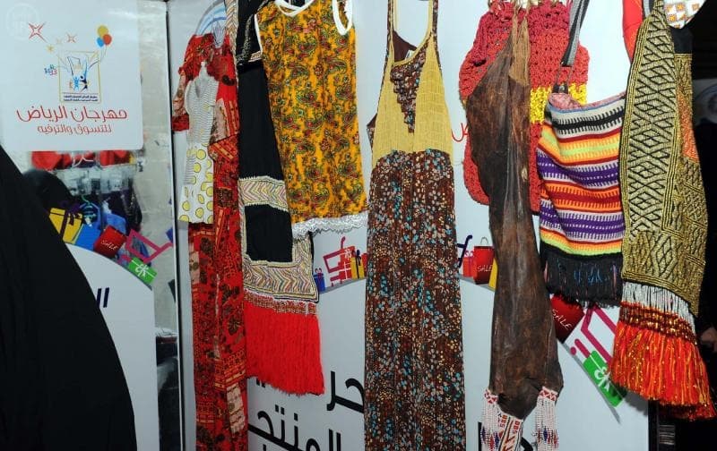 السعوديات ينثرن إبداعاتهن الحرفيّة في " 26 " مركزاً للتسوّق في الرياض