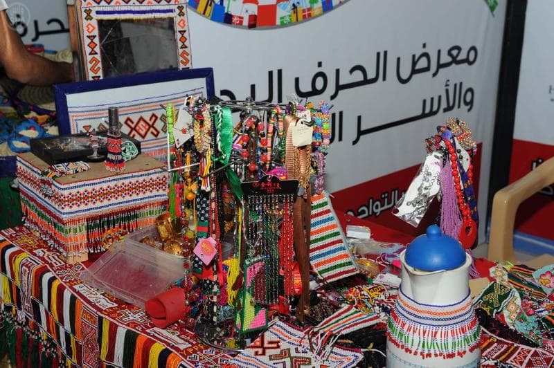 السعوديات ينثرن إبداعاتهن الحرفيّة في " 26 " مركزاً للتسوّق في الرياض