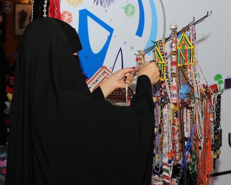 السعوديات ينثرن إبداعاتهن الحرفيّة في " 26 " مركزاً للتسوّق في الرياض