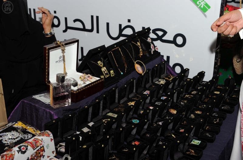 السعوديات ينثرن إبداعاتهن الحرفيّة في " 26 " مركزاً للتسوّق في الرياض