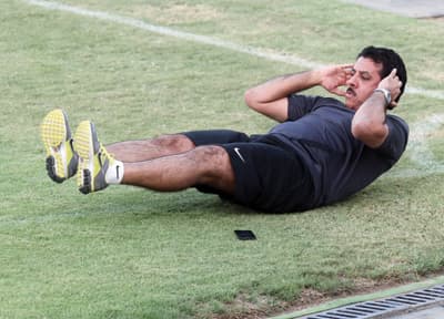 خالد المعجل يجري تدريبات الإطالة خلال حصة تدريب المنتخب