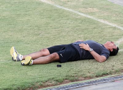 خالد المعجل يجري تدريبات الإطالة خلال حصة تدريب المنتخب