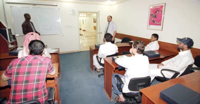 معاهد اللغة الإنجليزية تستنزف جيوب السعوديين وتمنحهم «الوهم»