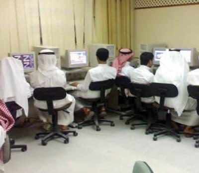 معاهد اللغة الإنجليزية تستنزف جيوب السعوديين وتمنحهم «الوهم»