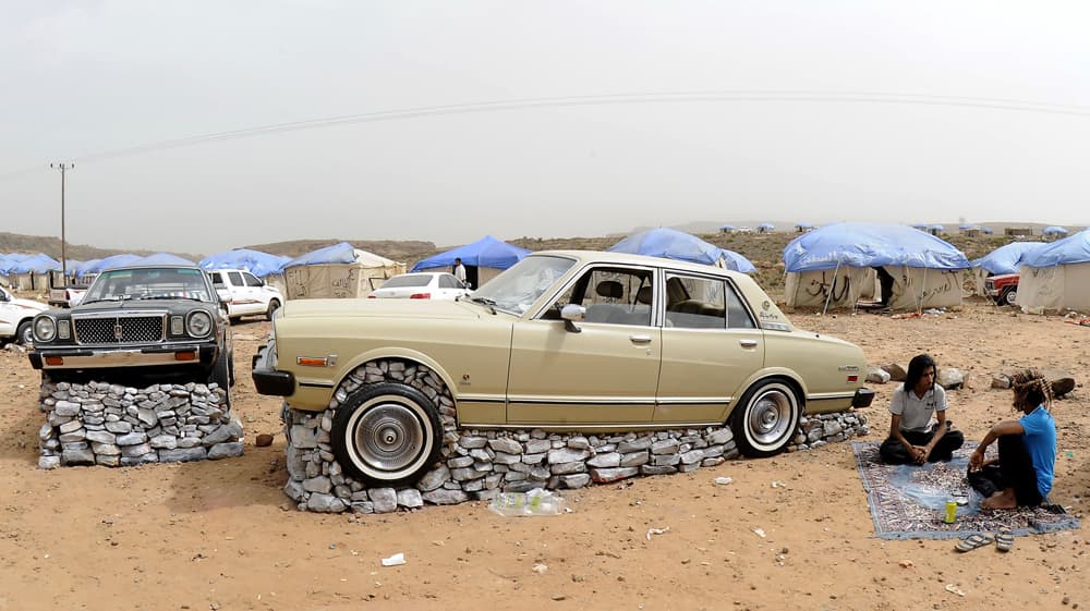 سعوديون يحجرون سياراتهم في حبلة أبها
