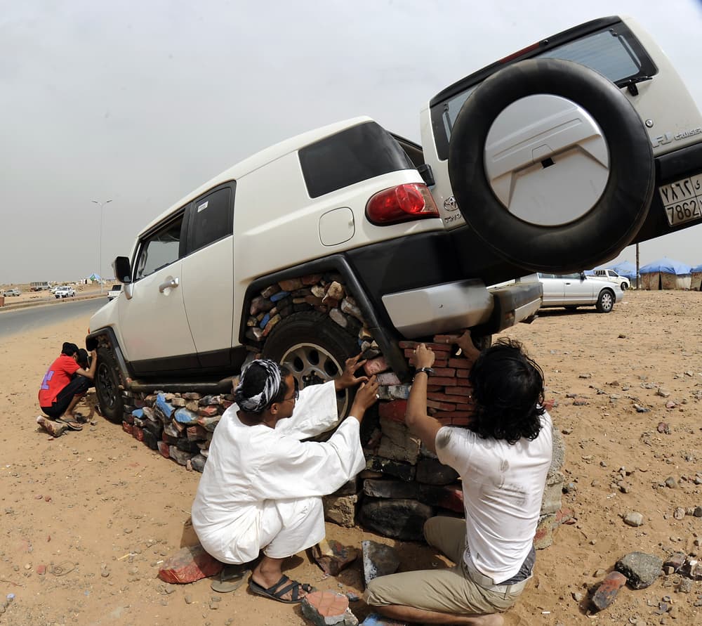 سعوديون يحجرون سياراتهم في حبلة أبها