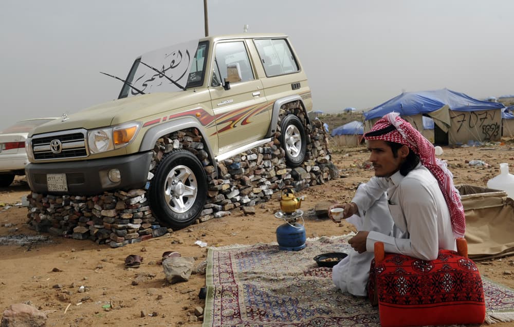 سعوديون يحجرون سياراتهم في حبلة أبها