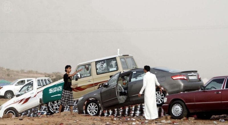 " تحجير السيارات " هواية تجذب الشباب خلال فصل الصيف في عسير