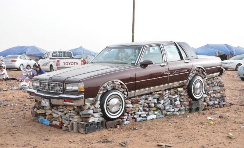 " تحجير السيارات " هواية تجذب الشباب خلال فصل الصيف في عسير