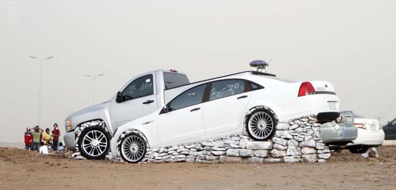 " تحجير السيارات " هواية تجذب الشباب خلال فصل الصيف في عسير