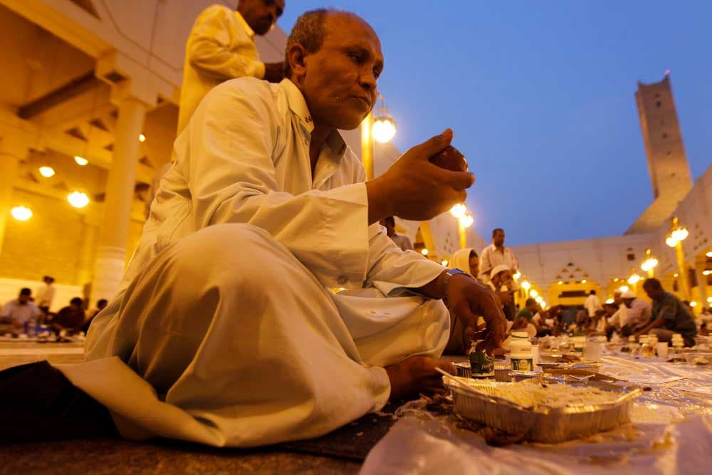 عمال يفطرون في مسجد الإمام تركي بن عبد الله في الرياض في أول أيام رمضان